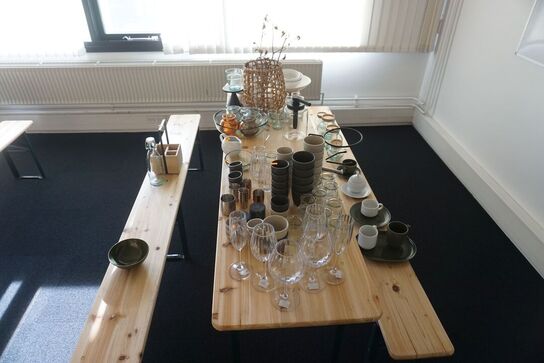 Indhold på bord af diverse glas, skåle, kopper mv. 