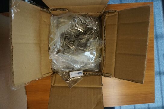 2 stk. reoler med indhold 