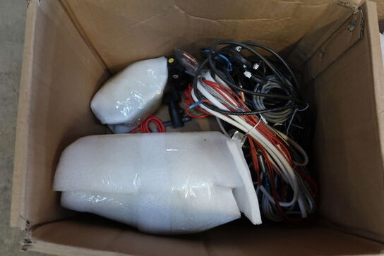 Palle med diverse reservedele til luft/vand varmepumper