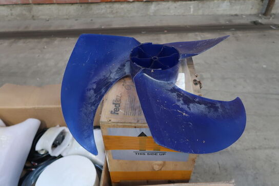 Palle med diverse reservedele til luft/vand varmepumper