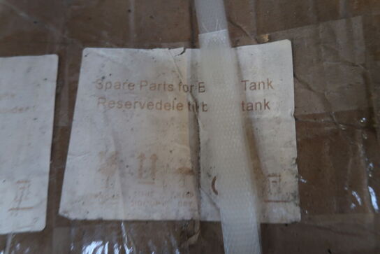 Palle med diverse reservedele til luft/vand varmepumper