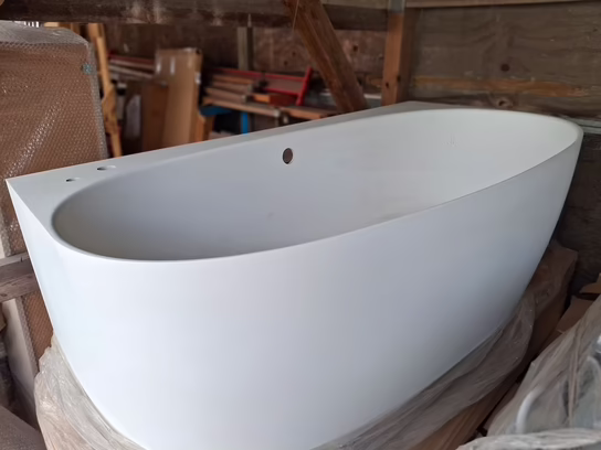 Back-To-Wall Hvidt badekar  STRØMBERG