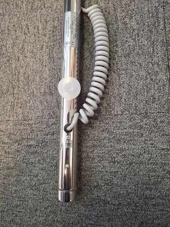 Enkel rør håndklædetørrer med stikkontakt  STRØMBERG