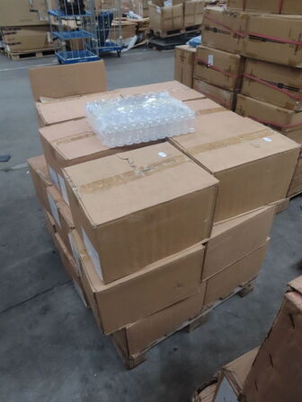 Palle med diverse glasflasker til soya