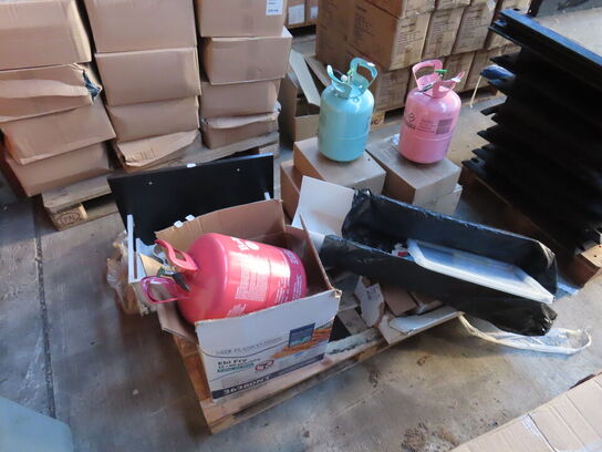 Palle med indhold af kasser, helium mv.