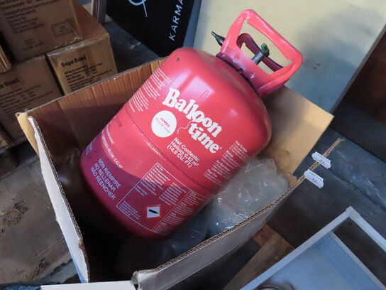 Palle med indhold af kasser, helium mv.