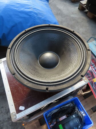 Palle med indhold af diverse ledninger, vinduesvisker mv.