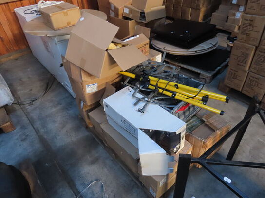 Palle med indhold af diverse skilte, arbejdslygter mv.