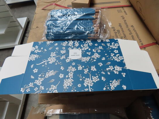 Palle med diverse chopstick og små skåle mv.