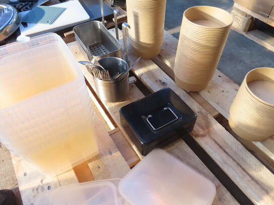 2 paller køkkenredskaber