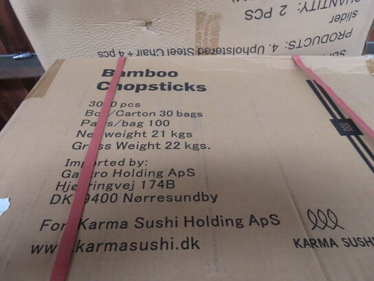 Palle med diverse chopstick samt stol