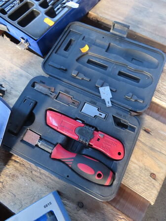 Palle med diverse bor, opladere mv.