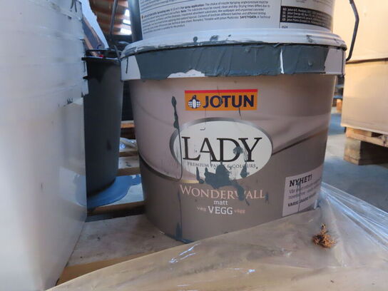 Palle med indhold af maling, afdæknigsplast mv.