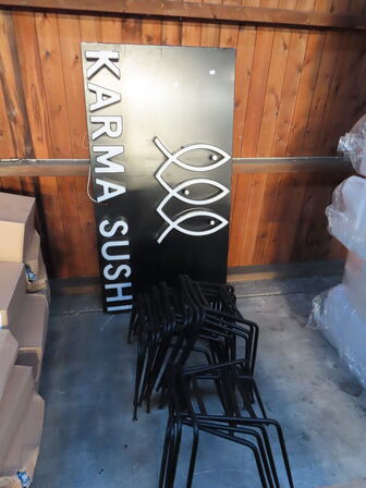 Skilt KARMA SUSHI samt stoleben