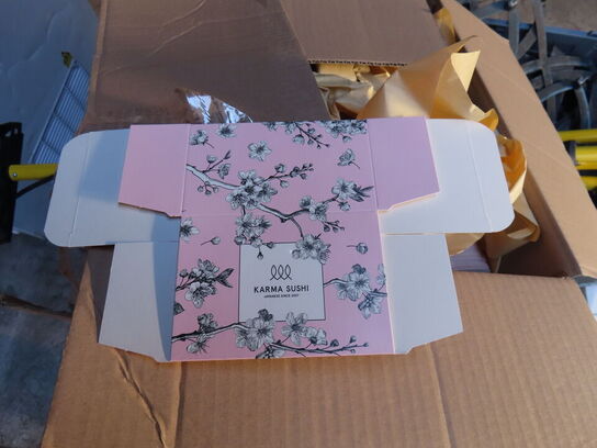 Palle med indhold af diverse skilte, arbejdslygter mv.