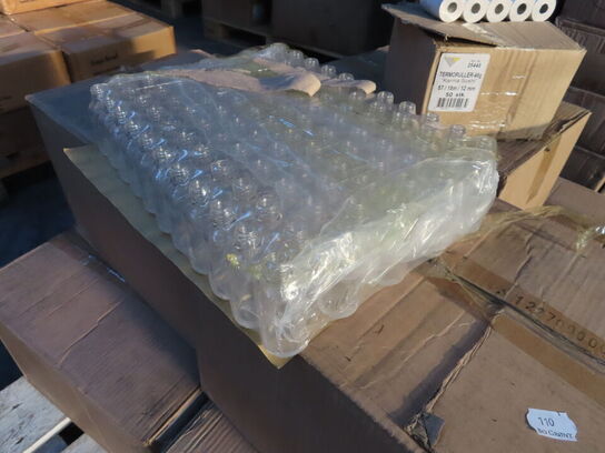 Palle med diverse glasflasker, chopsticks mv.