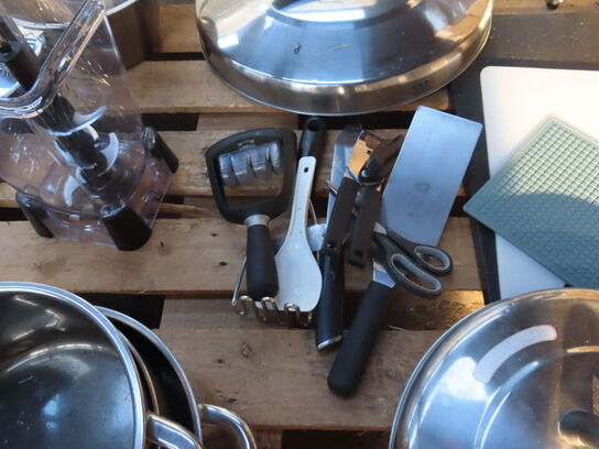 2 paller køkkenredskaber