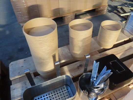 2 paller køkkenredskaber