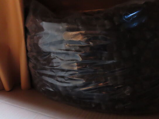 Palle med indhold af diverse plastflasker, låg mv.