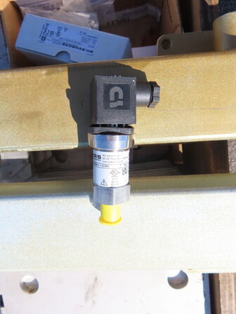 Palle med diverse fittings og jern