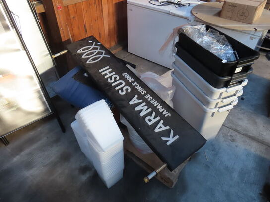 Palle med indhold af diverse kasser, skilte mv.