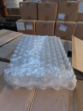 Palle med diverse glasflasker til soya