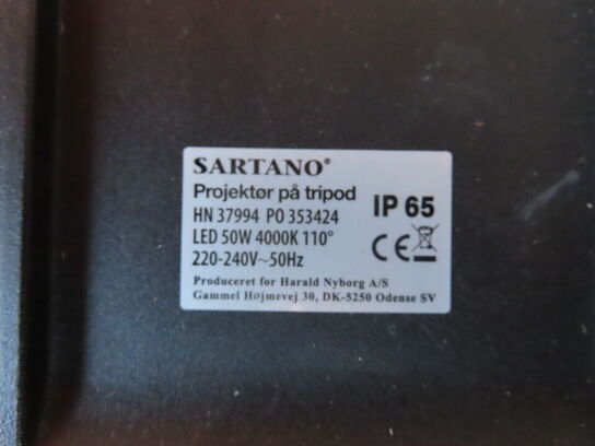 Palle med indhold af diverse skilte, arbejdslygter mv.