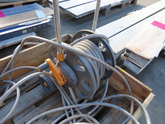 Palle med sortimentshylde samt haveslange mv.