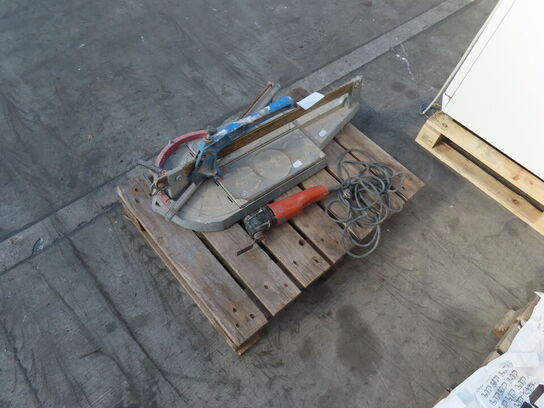 Fliseskærer samt elværktøj