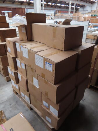 Palle med diverse glasflasker til soya