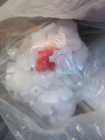 Palle med indhold af diverse kasser, skilte mv.