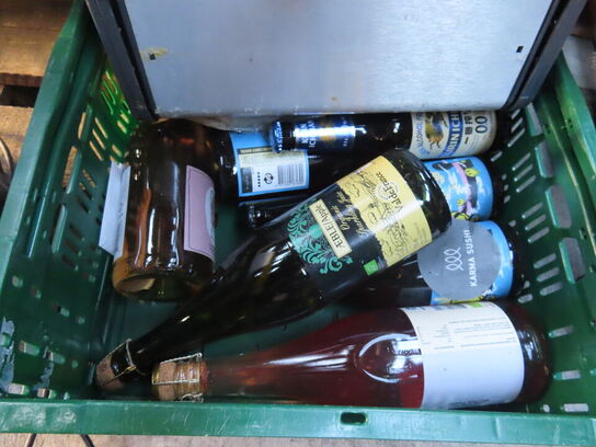 Palle med indhold af diverse kasser, skilte mv.