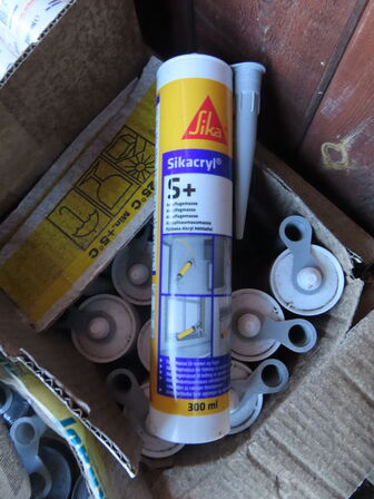 Palle med indhold af diverse dunke, fugemasser mv.