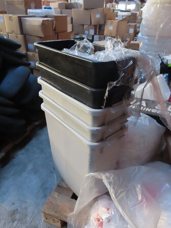 Palle med indhold af diverse kasser, skilte mv.