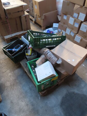 Palle med indhold af diverse højtaler, router mv.