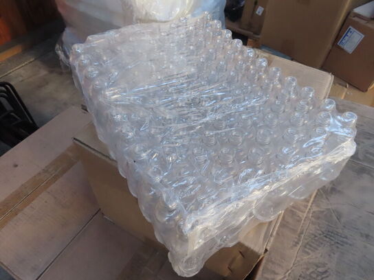 Palle med diverse glasflasker til soya samt låg