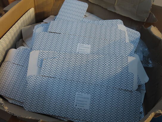 Palle med diverse indpakningskasser