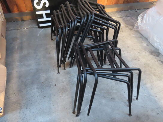 Skilt KARMA SUSHI samt stoleben