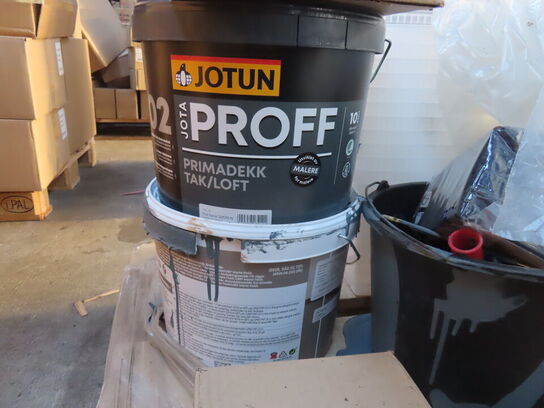 Palle med indhold af maling, afdæknigsplast mv.