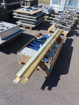 Palle med diverse fittings og jern