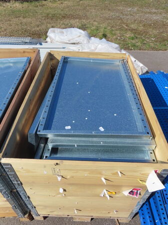 4 stk paller med diverse dele til reolsystem