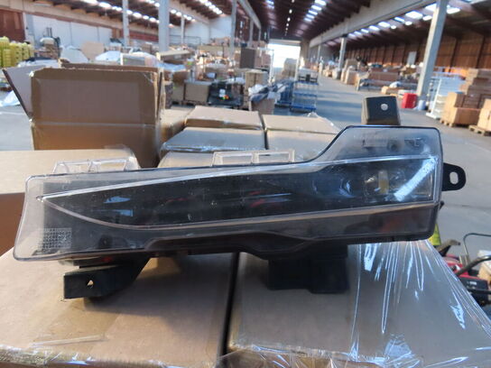 Bagklap TESLA MODEL Y samt venstre forlygte