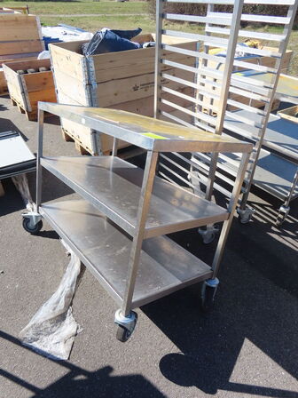 2 stk rulleborde samt stikvogn