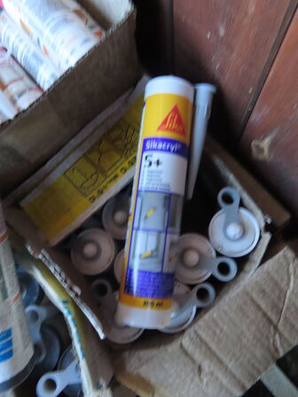 Palle med indhold af diverse dunke, fugemasser mv.