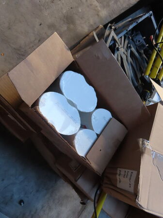 Palle med indhold af diverse skilte, arbejdslygter mv.