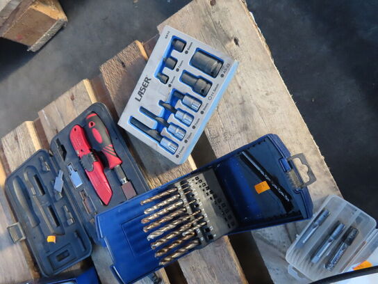 Palle med diverse bor, opladere mv.