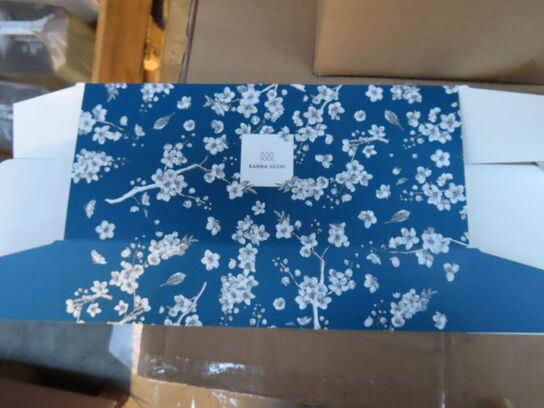 Palle med diverse plastikflasker, låg mv.