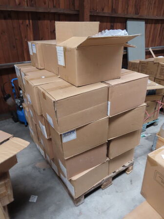 Palle med diverse glasflasker til soya