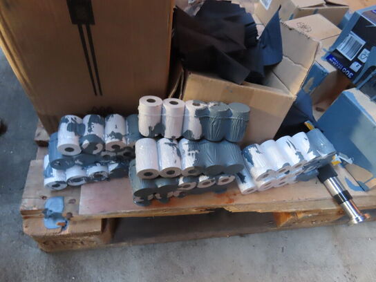 Palle med indhold af diverse bonruller chopsticks mv.