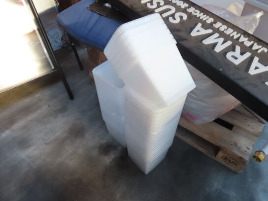 Palle med indhold af diverse kasser, skilte mv.